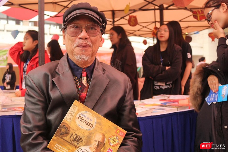 Bác Tiến (hàng Bồ) đã tìm được cho mình một cuốn sách mỹ thuật vô cùng ưng ý tại The Hidden Book: Nghìn lẻ một đêm. Bác Tiến (hàng Bồ) đã tìm được cho mình một cuốn sách mỹ thuật vô cùng ưng ý tại The Hidden Book: Nghìn lẻ một đêm.