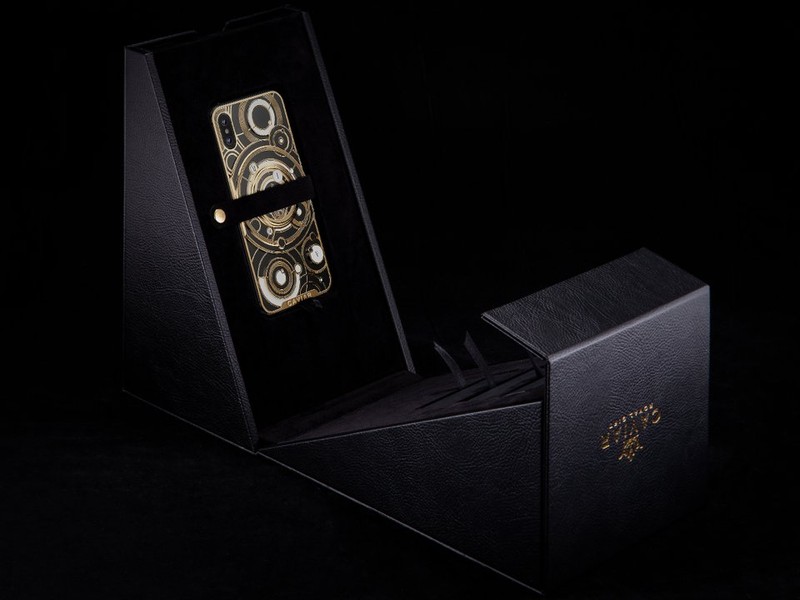 Quá trình “đập hộp” phiên bản iPhone XS của Caviar khác một chút so với iPhone XS nguyên bản Apple. Ảnh: BI