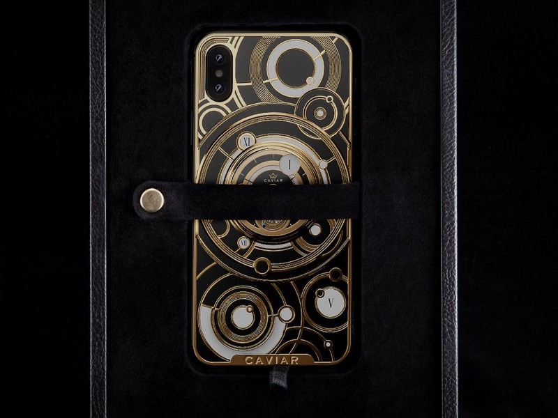 Ở phiên bản đặc biệt này của Caviar, bạn sẽ tháo dây đeo nhấc iPhone ra khỏi hộp đựng. Ảnh: BI