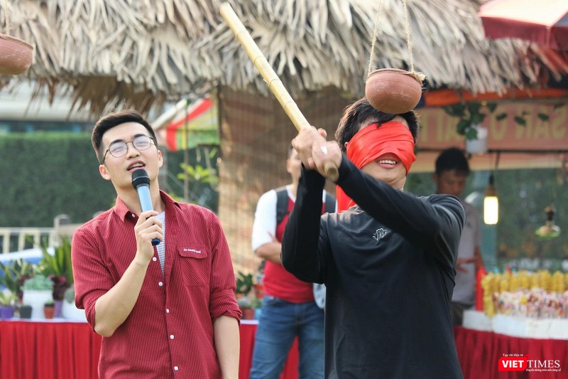 Một bạn trẻ tham gia trò chơi đập niêu. Một bạn trẻ tham gia trò chơi đập niêu.
