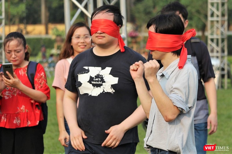 Các sinh viên nước ngoài của Trung tâm Văn hóa và Ngôn ngữ Việt Nam (Đại học Quốc gia Hà Nội) tới tham gia trò chơi tại lễ hội. Các sinh viên nước ngoài của Trung tâm Văn hóa và Ngôn ngữ Việt Nam (Đại học Quốc gia Hà Nội) tới tham gia trò chơi tại lễ hội.