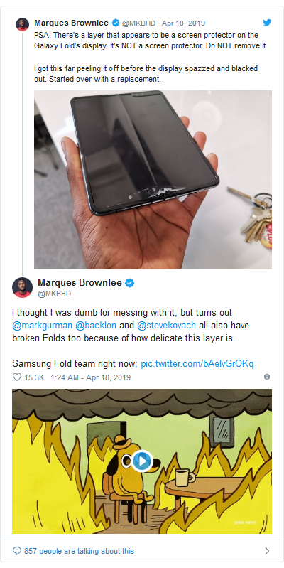 Youtuber Marques Brownlee viết: "Tấm dán trên màn hình Galaxy Fold trông giống như một tấm bảo vệ màn hình nhưng không phải vậy. ĐỪNG tháo nó ra. Tôi đã thử tháo tấm dán này và kết quả là màn hình bị nháy, sau đó tối đen hoàn toàn." Youtuber Marques Brownlee viết: "Tấm dán trên màn hình Galaxy Fold trông giống như một tấm bảo vệ màn hình nhưng không phải vậy. ĐỪNG tháo nó ra. Tôi đã thử tháo tấm dán này và kết quả là màn hình bị nháy, sau đó tối đen hoàn toàn."