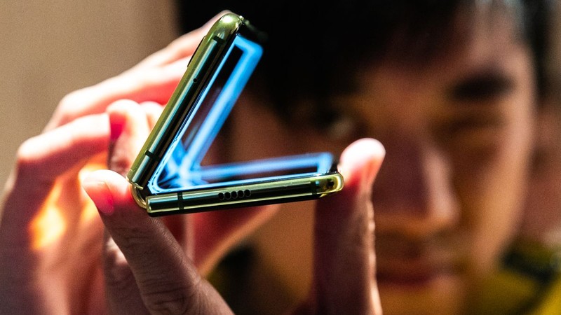 Galaxy Fold hỏng khi trên tay chuyên gia chưa đầy 1 ngày. Ảnh: CNN