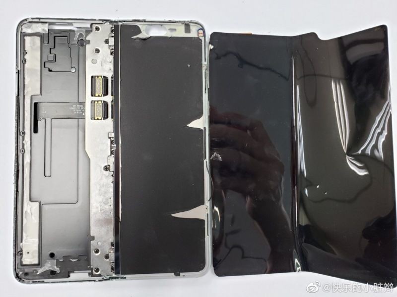 Hình ảnh về nội thất bên trong Galaxy Fold do một trang web Trung Quốc cung cấp. Ảnh: Weibo Hình ảnh về nội thất bên trong Galaxy Fold do một trang web Trung Quốc cung cấp. Ảnh: Weibo