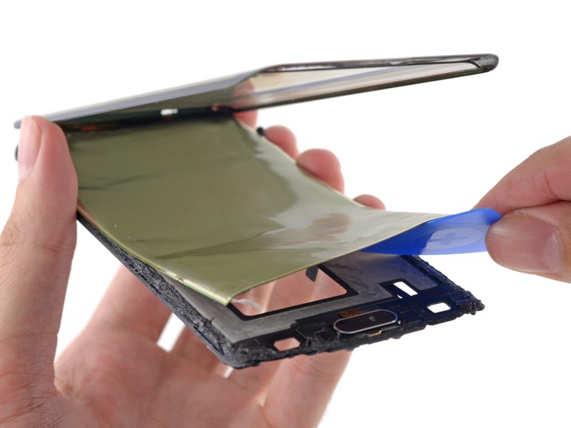 Tấm nền OLED cực kỳ mỏng manh, đặc biệt ở các góc cong. Ảnh: iFixit Tấm nền OLED cực kỳ mỏng manh, đặc biệt ở các góc cong. Ảnh: iFixit