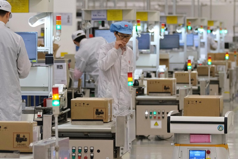 Chính phủ nhiều quốc gia đang đau đầu vì chưa thể quyết định có nên sử dụng công nghệ của Huawei hay không. Ảnh: FT