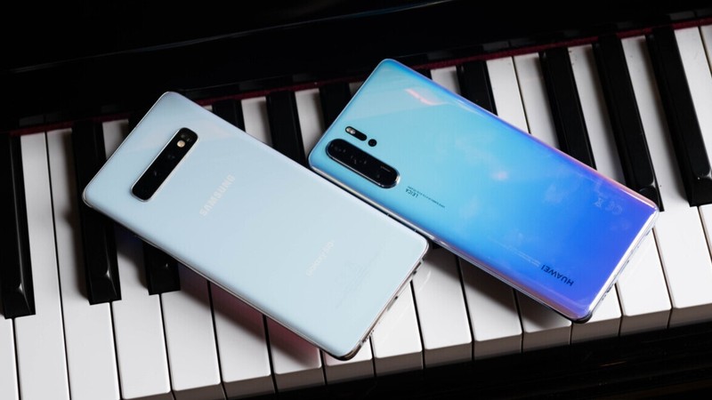 Huawei P30 Pro và Samsung Galaxy S10 Plus. Ảnh minh họa: Android Authority