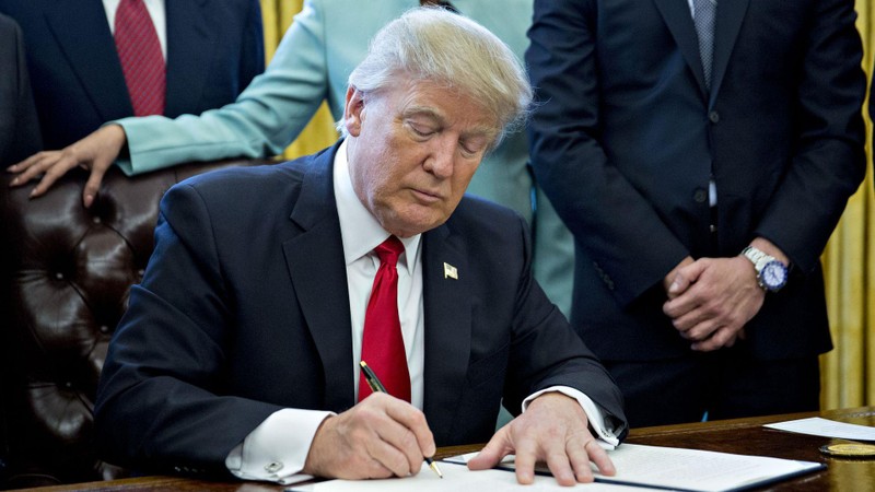 Chính quyền Trump tin rằng Bắc Kinh có thể sử dụng thiết bị mạng và smartphone của Huawei để do thám người dùng Mỹ. Ảnh: Reuters Chính quyền Trump tin rằng Bắc Kinh có thể sử dụng thiết bị mạng và smartphone của Huawei để do thám người dùng Mỹ. Ảnh: Reuters