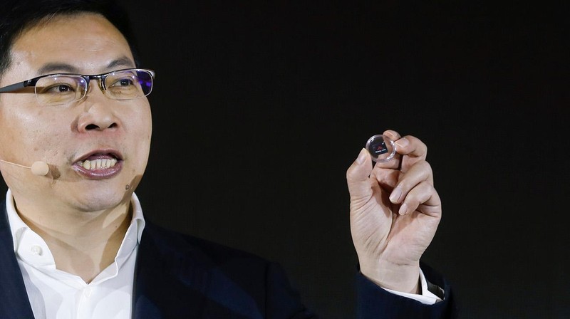 Giám đốc điều hành mảng điện tử tiêu dùng Huawei, ông Richard Yu giới thiệu chip modem Balong 5000 hỗ trợ đồng thời 2G, 3G, 4G và 5G. Ảnh: Forbes Giám đốc điều hành mảng điện tử tiêu dùng Huawei, ông Richard Yu giới thiệu chip modem Balong 5000 hỗ trợ đồng thời 2G, 3G, 4G và 5G. Ảnh: Forbes