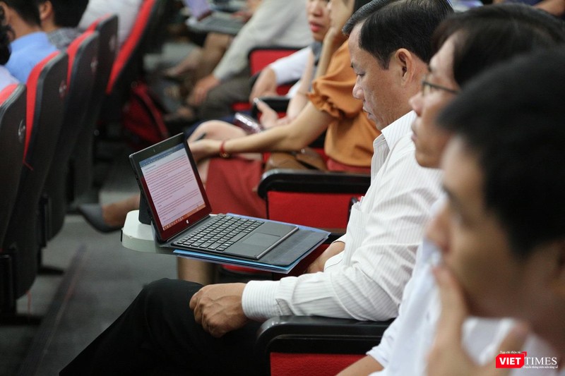 Doanh nghiệp, chuyên gia và sinh viên có mặt rất đông tại Hội trường của Trường Cao Đẳng CNTT hữu nghị Việt – Hàn trong ngày 31.5. Doanh nghiệp, chuyên gia và sinh viên có mặt rất đông tại Hội trường của Trường Cao Đẳng CNTT hữu nghị Việt – Hàn trong ngày 31.5.