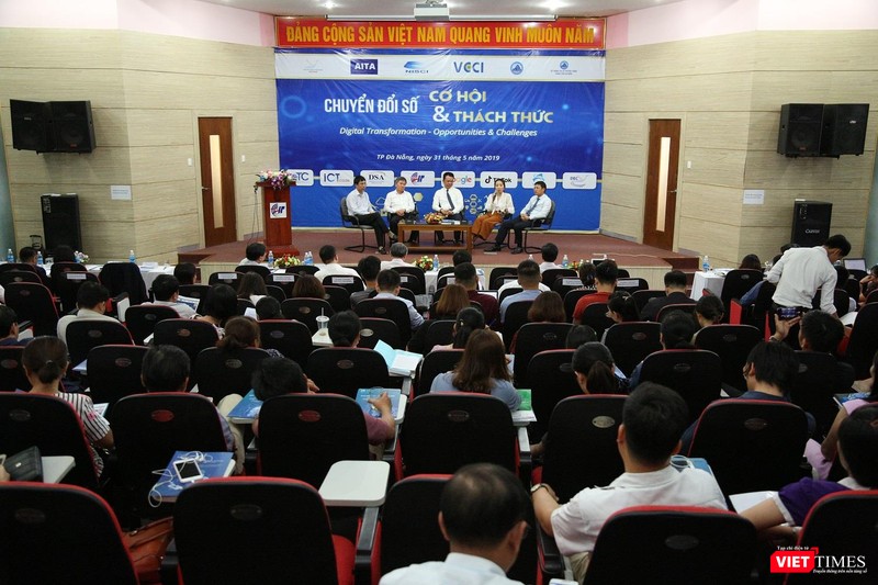 Toàn cảnh Hội thảo “Chuyển đổi số - Cơ hội và thách thức với Đà Nẵng”. Toàn cảnh Hội thảo “Chuyển đổi số - Cơ hội và thách thức với Đà Nẵng”.
