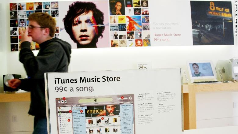 Tấm biển quảng cáo dịch vụ iTunes Music Store vào năm 2003. Kể từ khi ra mắt, người dùng đã tải xuống hơn 1 triệu bài hát từ cửa hàng âm nhạc trực tuyến của Apple với giá 99 cent. Ảnh: CNN Tấm biển quảng cáo dịch vụ iTunes Music Store vào năm 2003. Kể từ khi ra mắt, người dùng đã tải xuống hơn 1 triệu bài hát từ cửa hàng âm nhạc trực tuyến của Apple với giá 99 cent. Ảnh: CNN