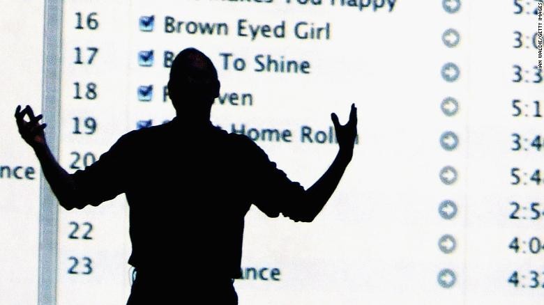 Steve Jobs giưới thiệu về kế hoạch cung cấp dịch vụ iTunes tại Anh, Đức và Pháp vào tháng 6/2004. Thời điểm đó, của hàng iTunes cho phép người dùng mua và tải xuống trong kho âm nhạc với hơn 700.000 bài hát. Ảnh: CNN Steve Jobs giưới thiệu về kế hoạch cung cấp dịch vụ iTunes tại Anh, Đức và Pháp vào tháng 6/2004. Thời điểm đó, của hàng iTunes cho phép người dùng mua và tải xuống trong kho âm nhạc với hơn 700.000 bài hát. Ảnh: CNN