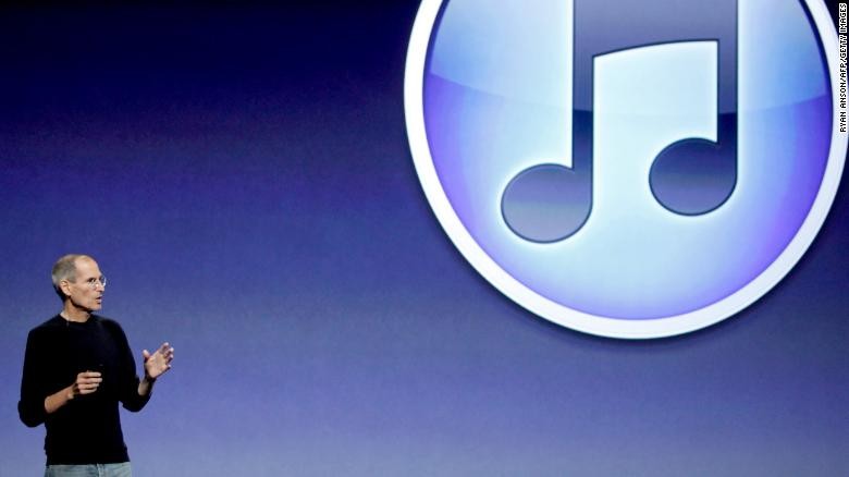 Steve Jobs công bố các bản nâng cấp của iPod Nano, iPod Shuffle, iPod Touch và iTunes vào năm 2010. Ảnh: AFP Steve Jobs công bố các bản nâng cấp của iPod Nano, iPod Shuffle, iPod Touch và iTunes vào năm 2010. Ảnh: AFP