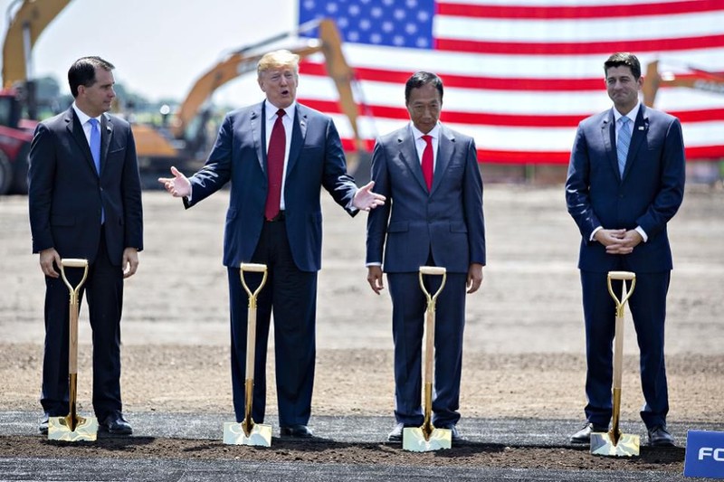 Tổng thống Mỹ Donald Trump và CEO Foxconn Terry Gou tại lễ khởi công nhà máy tại bang Wisconsin. Ảnh: AP Tổng thống Mỹ Donald Trump và CEO Foxconn Terry Gou tại lễ khởi công nhà máy tại bang Wisconsin. Ảnh: AP