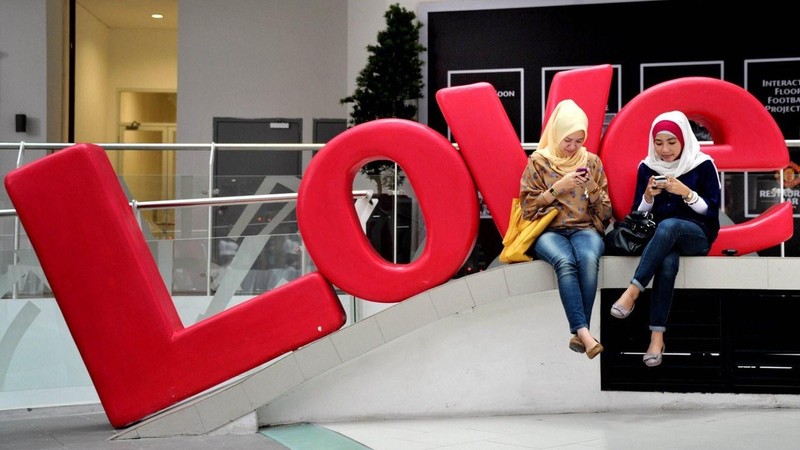 Các nhà nghiên cứu Indonesia lo ngại chứng nghiện mạng xã hội có thể ảnh hưởng xấu tới sức khỏe tâm lý. Ảnh: AFP