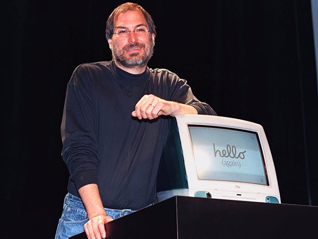 Steve Jobs với chiếc iMac năm 1998