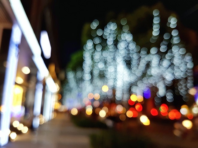 Ngoài khả năng chụp tự động, Samsung còn tích hợp cho thiết bị chế độ pro, mang đến khả năng tùy chỉnh từng thông số của bức ảnh trước khi chụp. Để bức ảnh bokeh được hoàn hảo nhất, người dùng nên chuyển sang tùy chỉnh chuyên nghiệp rồi sử dụng tính năng lấy nét tay manual.