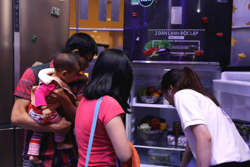 Một gia đình khám phá tính năng Smart Conversion của tủ lạnh Twin Cooling Plus cho phép chuyển đổi nhiệt độ theo nhu cầu sử dụng.