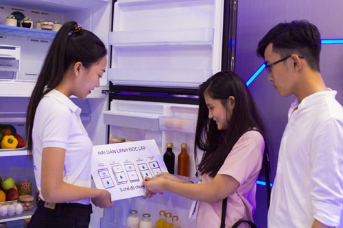 Với công nghệ hai dàn lạnh độc lập, tủ lạnh thế hệ mới Samsung Twin Cooling Plus mang đến cho người dùng những trải nghiệm thú vị như: tính năng tùy chỉnh 2 dàn lạnh Smart Conversion giúp tăng cường 35% diện tích lưu trữ khi chuyển ngăn đông thành ngăn mát; hoặc tiết kiệm đến 54% điện năng khi tắt bớt 1 trong 2 ngăn khi giảm nhu cầu sử dụng.