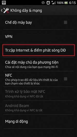 Phát WiFi bằng điện thoại Android: Tiếp tục chọn “Tr.cập Internet & điểm phát sóng DĐ” (khung đỏ).