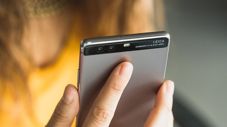 Android chạy đua công nghệ nhanh hơn. Apple di chuyển chậm chạp trong khi các nhà sản xuất Android luôn đổi mới công nghệ trên thiết bị Android. Thông thường, Apple luôn đi theo sau. Chẳng hạn Huawei P9 tích hợp camera kép được phát hành từ đầu năm nhưng đến cuối năm vừa rồi iPhone 7 Plus mới được trang bị camera kép. Các nhà sản xuất thiết bị Android cung cấp cho bạn nhiều lựa chọn mới về công nghệ mới. Hãy nhớ rằng, nhiều tính năng mới được Apple chào hàng đã có trong các thiết bị Android. iPhone 7 giờ đây mới có tính năng chống thấm nước nhưng thiết bị Android đã có khả năng này từ cách đây 2 năm… Android chạy đua công nghệ nhanh hơn. Apple di chuyển chậm chạp trong khi các nhà sản xuất Android luôn đổi mới công nghệ trên thiết bị Android. Thông thường, Apple luôn đi theo sau. Chẳng hạn Huawei P9 tích hợp camera kép được phát hành từ đầu năm nhưng đến cuối năm vừa rồi iPhone 7 Plus mới được trang bị camera kép. Các nhà sản xuất thiết bị Android cung cấp cho bạn nhiều lựa chọn mới về công nghệ mới. Hãy nhớ rằng, nhiều tính năng mới được Apple chào hàng đã có trong các thiết bị Android. iPhone 7 giờ đây mới có tính năng chống thấm nước nhưng thiết bị Android đã có khả năng này từ cách đây 2 năm…