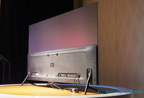 Mặt sau TV khá gọn gàng, nhưng nửa dưới vẫn dày do có các thành phần khác ngoài tấm nền.