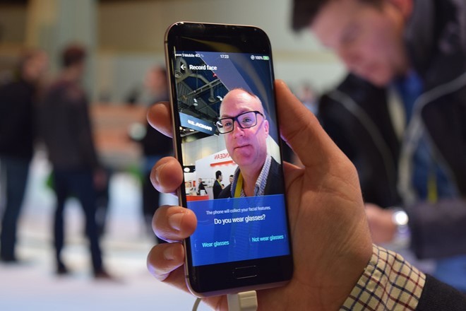 Tính năng tiếp theo là Face Code Intelligent Recognition. Theo đó, người dùng sẽ đăng ký khuôn mặt của mình trước nếu muốn đọc các thông báo hiển thị trên điện thoại. Điều này giúp bạn không phải lo lỡ có người lạ nào đó cầm máy mình và đọc được các nội dung riêng tư. Tính năng tiếp theo là Face Code Intelligent Recognition. Theo đó, người dùng sẽ đăng ký khuôn mặt của mình trước nếu muốn đọc các thông báo hiển thị trên điện thoại. Điều này giúp bạn không phải lo lỡ có người lạ nào đó cầm máy mình và đọc được các nội dung riêng tư.