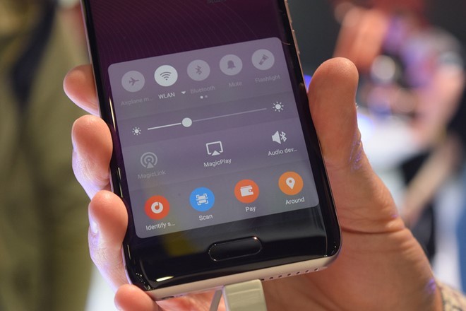 Honor Magic được trang bị Android 6.0 Marshmallow. Khi trượt từ dưới lên sẽ xuất hiện màn hình tắt tương tự như iOS. Các số liệu thống kê tập thể dục xuất hiện khi trượt từ trên xuống. Honor Magic được trang bị Android 6.0 Marshmallow. Khi trượt từ dưới lên sẽ xuất hiện màn hình tắt tương tự như iOS. Các số liệu thống kê tập thể dục xuất hiện khi trượt từ trên xuống.