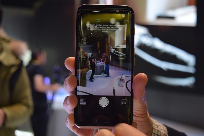 Máy được trang bị camera kép 12 MP có khả năng chụp ảnh xóa phông. Camera trước 8 MP. Honor Magic nặng 145 gram, sử dụng bộ vi xử lý Kirin 950, RAM 4 GB, dung lượng 64 GB. Viên pin 2.900 mAh tích hợp công nghệ sạc nhanh. Máy được trang bị camera kép 12 MP có khả năng chụp ảnh xóa phông. Camera trước 8 MP. Honor Magic nặng 145 gram, sử dụng bộ vi xử lý Kirin 950, RAM 4 GB, dung lượng 64 GB. Viên pin 2.900 mAh tích hợp công nghệ sạc nhanh.