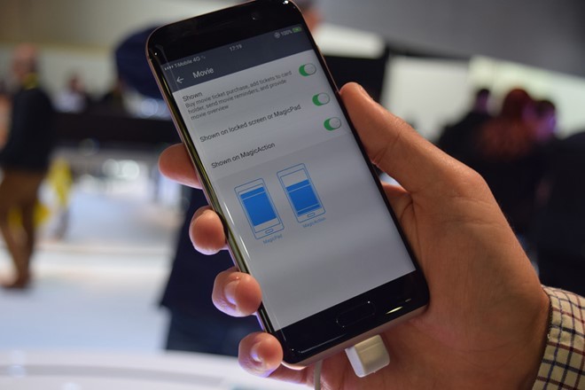 Các tính năng liên quan tới AI sẽ được cung cấp qua phần mềm Honor Magic Live. Sản phẩm sử dụng trí tuệ nhân tạo tương tự như cách mà Facebook cũng như nhiều hãng khác đang làm, ví dụ khi bạn đang chat với bạn bè về một bộ phim, máy sẽ đề xuất một số suất chiếu tại các rạp gần đó. Ngoài ra, AI của máy cũng có thể phân loại mail chưa đọc, danh bạ...Bên cạnh đó là vô số thiết lập ẩn các đề mục ở khắp nơi giúp dữ liệu tránh bị xâm phạm. Các tính năng liên quan tới AI sẽ được cung cấp qua phần mềm Honor Magic Live. Sản phẩm sử dụng trí tuệ nhân tạo tương tự như cách mà Facebook cũng như nhiều hãng khác đang làm, ví dụ khi bạn đang chat với bạn bè về một bộ phim, máy sẽ đề xuất một số suất chiếu tại các rạp gần đó. Ngoài ra, AI của máy cũng có thể phân loại mail chưa đọc, danh bạ...Bên cạnh đó là vô số thiết lập ẩn các đề mục ở khắp nơi giúp dữ liệu tránh bị xâm phạm.