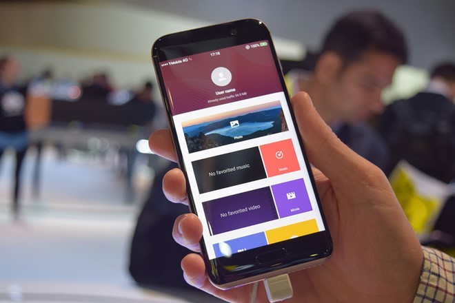 Phần lớn thông tin cá nhân được thiết lập trong mục riêng, vuốt sang phải để truy cập nhanh. Tại đây, các đề xuất về âm nhạc, giải trí sẽ được gợi ý dựa trên sở thích của người dùng, tương tự như tính năngSmart Bulletin trên LG G4. Phần lớn thông tin cá nhân được thiết lập trong mục riêng, vuốt sang phải để truy cập nhanh. Tại đây, các đề xuất về âm nhạc, giải trí sẽ được gợi ý dựa trên sở thích của người dùng, tương tự như tính năngSmart Bulletin trên LG G4.