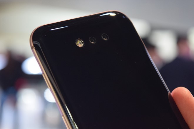 Máy sở hữu cảm biến ở phần khung và cảm biến hồng ngoại ở camera mặt trước. Khi người dùng cầm điện thoại lên, cảm biến ở khung và camera sẽ nhận diện được mắt và mặt của họ từ đó tự động bật sáng. Nếu người dùng đặt máy xuống hoặc bỏ vào túi, màn hình sẽ tắt chỉ trong 1 giây. Máy sở hữu cảm biến ở phần khung và cảm biến hồng ngoại ở camera mặt trước. Khi người dùng cầm điện thoại lên, cảm biến ở khung và camera sẽ nhận diện được mắt và mặt của họ từ đó tự động bật sáng. Nếu người dùng đặt máy xuống hoặc bỏ vào túi, màn hình sẽ tắt chỉ trong 1 giây.