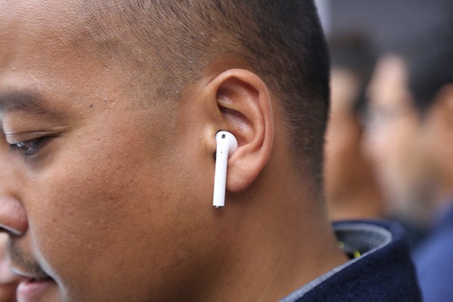 Nhận nhiều chỉ trích ban đầu nhưng AirPods của Apple đang có sức bán cực tốt. Ảnh: Techcrunch.