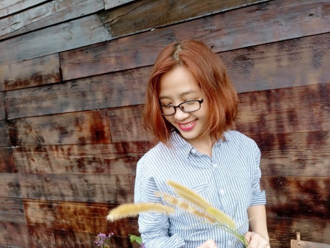 Vivo V5 có camera trước 20 MP, giúp bức ảnh selfie đạt chất lượng cao. Hỗ trợ chế độ làm đẹp Face Beauty 6.0 với các tuỳ chỉnh: làm mịn da, mắt to, khuôn mặt thon gọn.