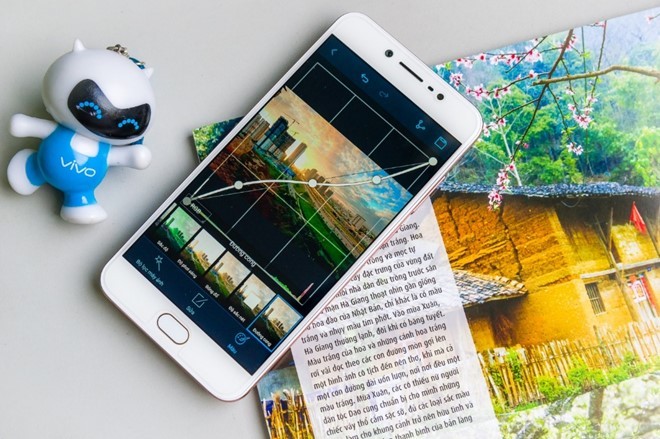 Máy trang bị đầy đủ về khả năng chỉnh tay, phơi sáng tối đa, quay video timelapse, slowmotion, HDR, panorama, bộ filter, hiệu ứng đa dạng.