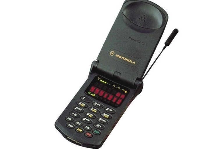 Motorola StarTAC:Năm 1996, Motorola giới thiệu chiếc StarTAC với thiết kế nắp gập đầu tiên có giá 1.000 USD. Model này nhanh chóng trở thành hiện tượng và luôn xuất hiện trên phim ảnh. Một số tính năng “tiên phong” có trên Motorola StarTAC bao gồm chuông báo kết hợp rung, hiển thị các cột xanh thể hiện mức độ sóng.