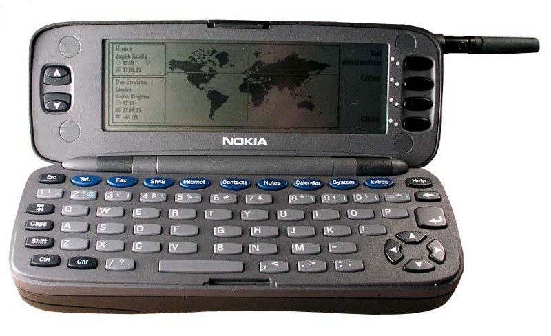 Nokia 9000 Communicatior:Sử dụng nền tảng GeoWork GEOS V3.0, bộ lưu trữ 8 MB kết hợp thiết kế nắp gập và bàn phím QWERTY, chiếc Nokia 9000 Communicator là smartphone đầu tiên của thế kỷ trước. Máy sử dụng màn hình LCD 4,5 inch có mật độ điểm ảnh lên đến 148 PPI, chip xử lý Intel 386EX. Người dùng có thể nghe gọi, gửi tin nhắn và lướt web trên Nokia 9000 Communicator.
