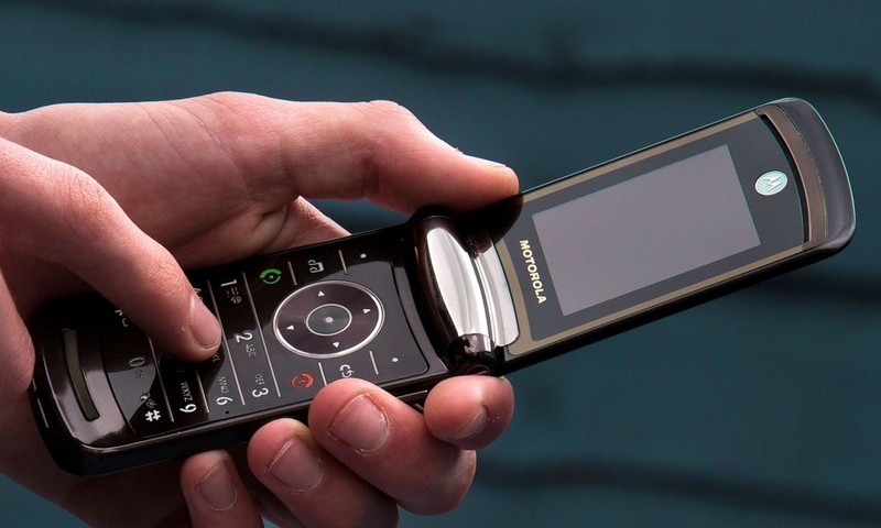 Motorola Razr:Di động nắp gập thiết kế mỏng và bàn phím T9 này ngay lập tức trở thành biểu tượng của thiết kế sang trọng, tinh tế vào cuối những năm 2000. Cũng như Motorola StarTAC, Razr liên tục xuất hiện trên phim ảnh và nhanh chóng nhận được sự yêu mến từ người dùng.