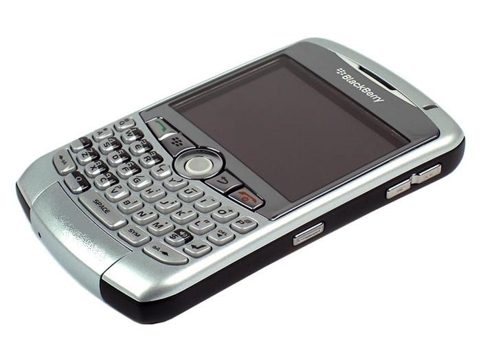 BlackBerry Curve:Dòng smartphone cá nhân BlackBerry Curve ra mắt vào tháng 3/2007, khi iPhone chỉ mới được giới thiệu. Ông hoàng di động BlackBerry lúc này vẫn không mảy may biết đến mối đe dọa từ một công ty nhiều lần đứng bên bờ phá sản và chỉ mới đứng dậy sau thất bại Apple. BlackBerry Curve nhanh chóng được ưa chuộng bởi các doanh nhân do khả năng bảo mật và soạn thảo email, quản lý email nhanh chóng cũng như kết nối GPS, Wi-Fi.