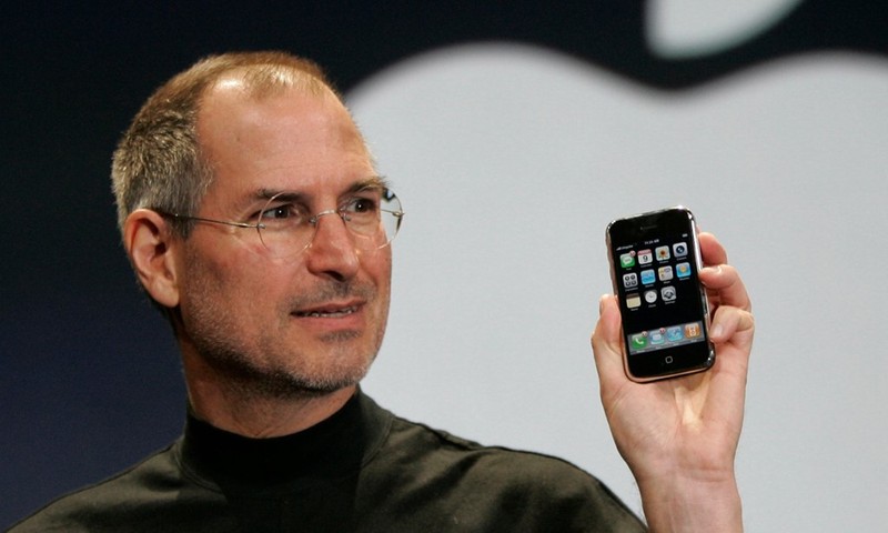 Apple iPhone:Với slogan “Apple tái phát minh di động”, chiếc iPhone đầu tiên ra mắt vào năm 2007 đánh dấu bước ngoặt mới trong làng công nghệ. iPhone khơi mào cho cuộc đua smartphone mà Apple là kẻ dẫn đầu với công nghệ màn hình cảm ứng đa điểm, nút Home vật lý hay thiết kế khác biệt. iPhone đời đầu nhanh chóng biến những người sử dụng nó thành đứa trẻ bị cuốn hút bởi món đồ chơi mới lạ và là một phần trong ký ức nhiều người.