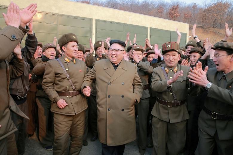Lãnh tụ Triều Tiên Kim Jong un quan sát quá trình thử nghiệm trên mặt đất động cơ phản lực sức đẩy lớn do Viện Khoa học Quốc phòng Triều Tiên phát triển. Ảnh KCNA