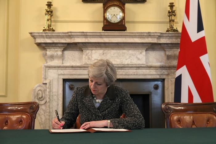 Thủ tướng Theresa May ký thư kích hoạt điều 50 Hiệp ước Lisbon