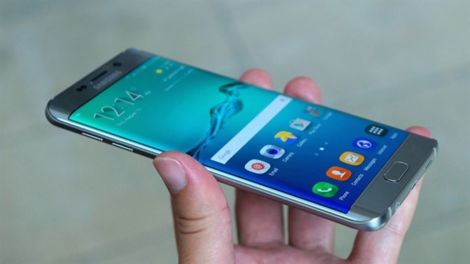 Galaxy S6 Edge với màn hình được thiết kế cong tràn viền 2 cạnh bên.