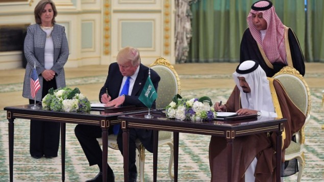 Tổng thống Mỹ Donald Trump (trái) và Quốc vương Saudi Arabia  Salman bin Abdulaziz trong lễ ký tại Cung điện Hoàng gia Saudi ở Riyadh. Ảnh: AFP