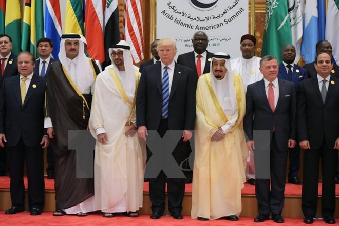 Tổng thống Mỹ Donald Trump (giữa), Quốc vương Saudi Arabia Salman Bin Abdul Aziz (thứ 3, phải), Quốc vương Jordan Abdullah II (thứ 2, phải) và Tổng thống Ai Cập Abdel Fattah al-Sisi (phải) chụp ảnh chung tại hội nghị ở Riyadh ngày 21/5. (Nguồn: AFP/TTXVN)