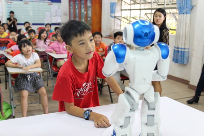 Ngoài tiếng Anh, NAO còn thành thạo 19 ngôn ngữ khác như tiếng Nhật, tiếng Trung, tiếng Hàn, tiếng Nga, tiếng Italy… Ben trong lop hoc tieng Anh voi thay giao robot hinh anh 1