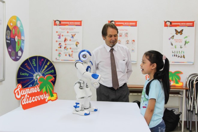Ngay cả những học sinh nhút nhát vẫn có thể thoải mái trò chuyện với NAO. Ben trong lop hoc tieng Anh voi thay giao robot hinh anh 3