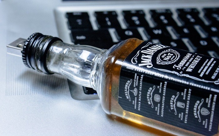USB hình chai rượu Tennessee whiskey, chỉ để cho mọi người thấy mình uống được rượu mà thôi
