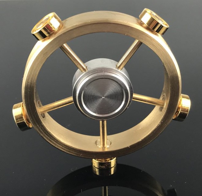 Công ty Nhật tạo ra phiên bản “Rolls Royce” của món đồ chơi fidget spinner, có thể quay 12 phút không ngừng ảnh 2 Với cái giá cực cao, 3,6 triệu VNĐ để sở hữu một chiếc Saturn Spinner, bạn có mua không?